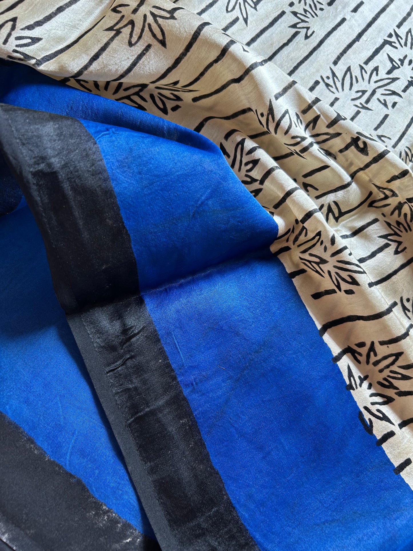 Soft Modal : Off white-dark blue-black