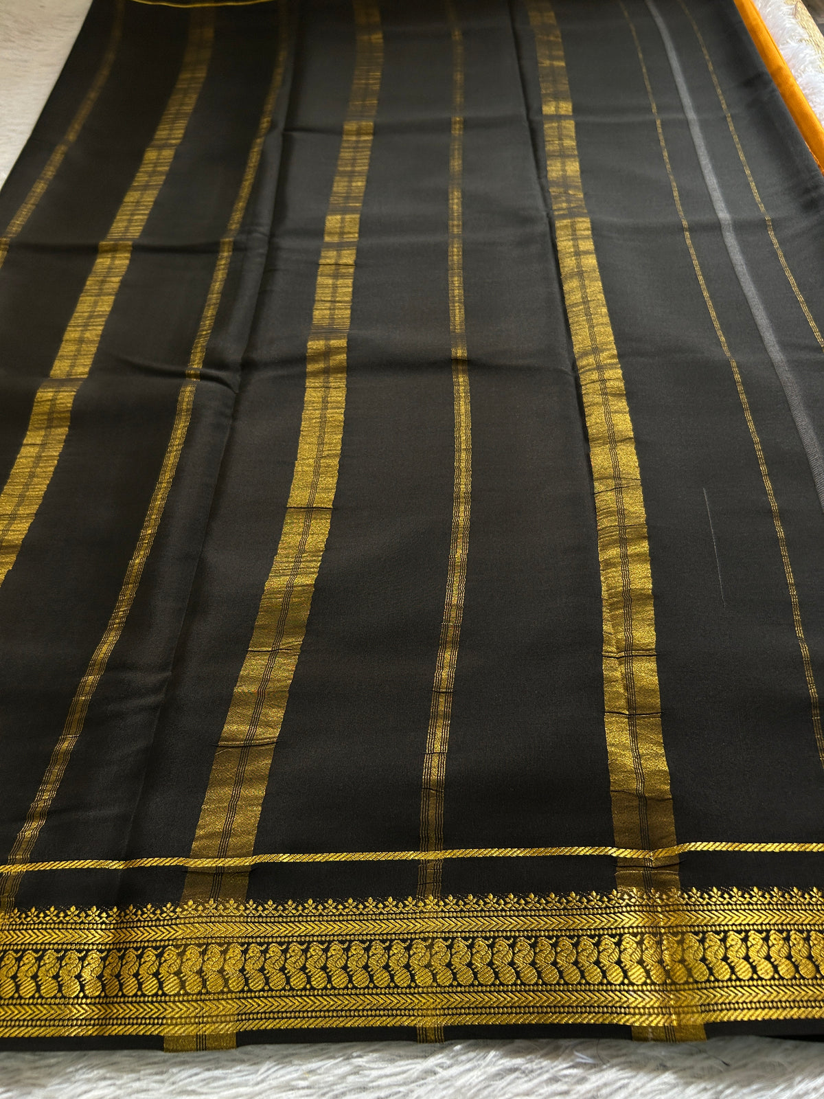 Mayuri (2D) : Golden yellow-black