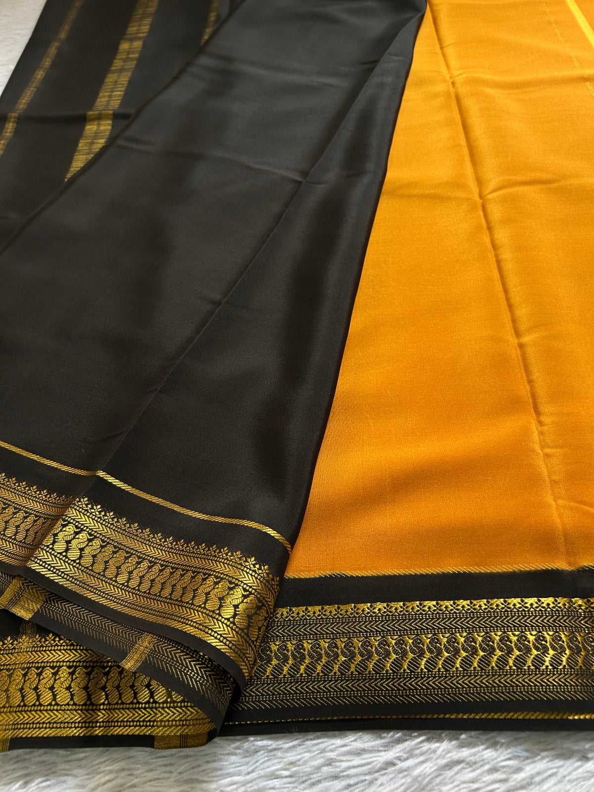 Mayuri (2D) : Golden yellow-black