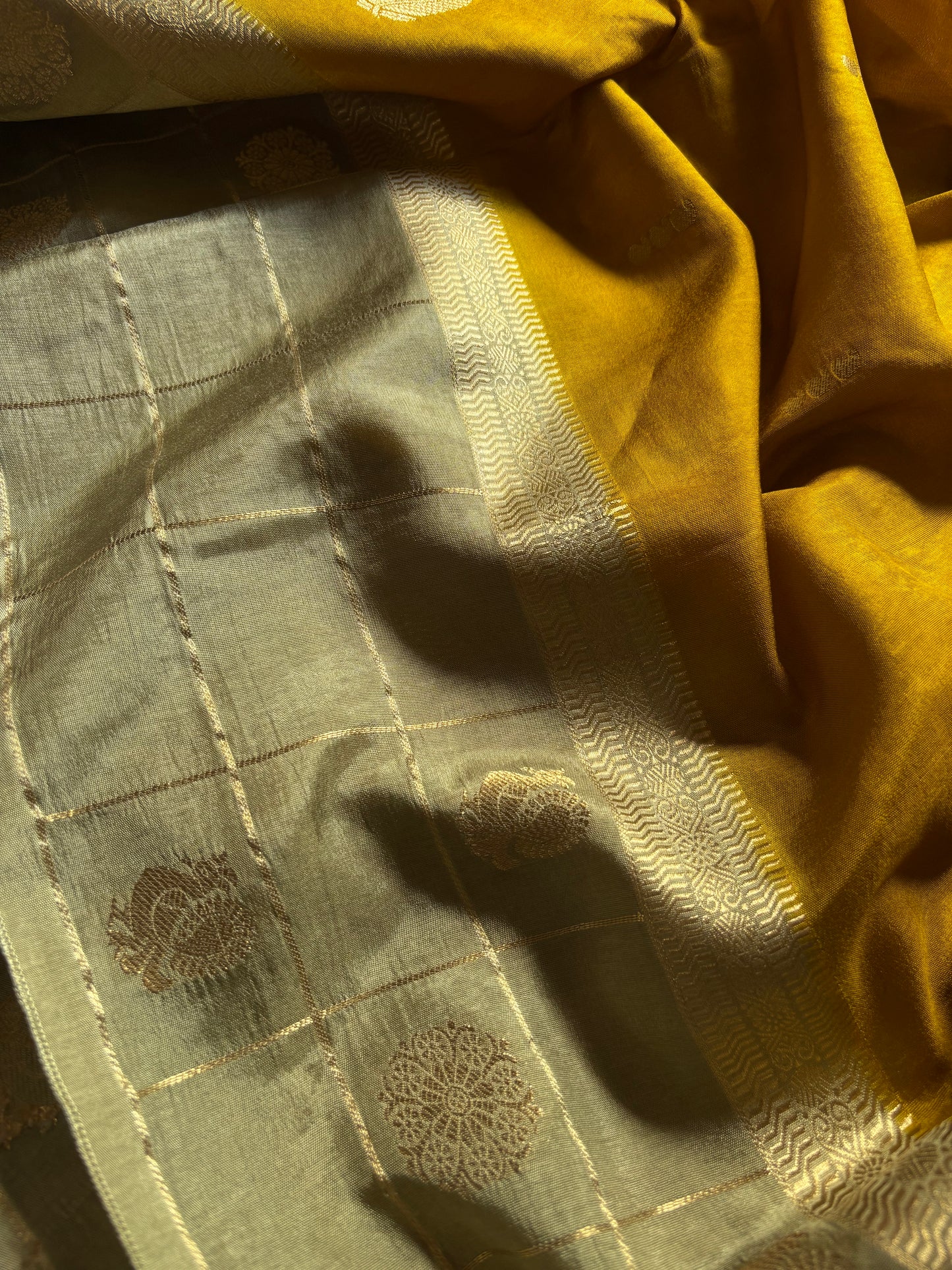 SS128 (2D) : Golden yellow-ash grey