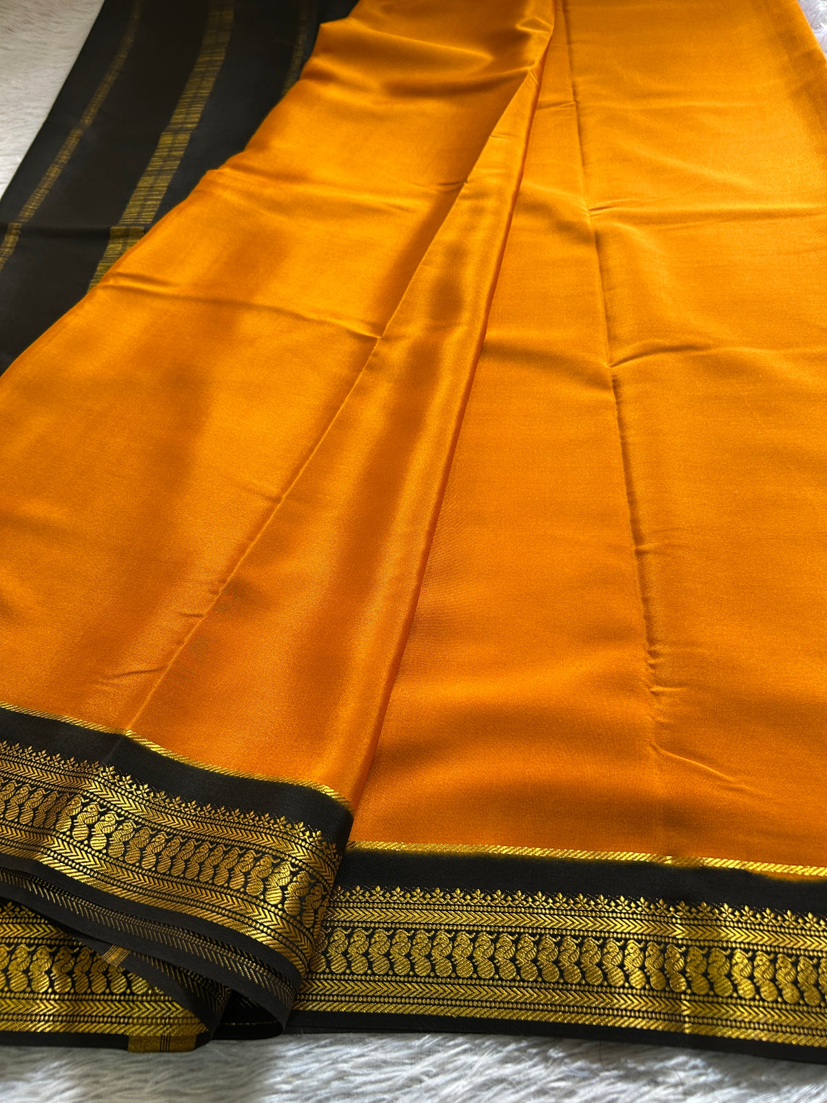 Mayuri (2D) : Golden yellow-black