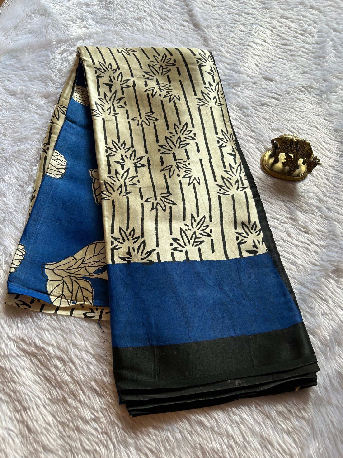 Soft Modal : Off white-dark blue-black