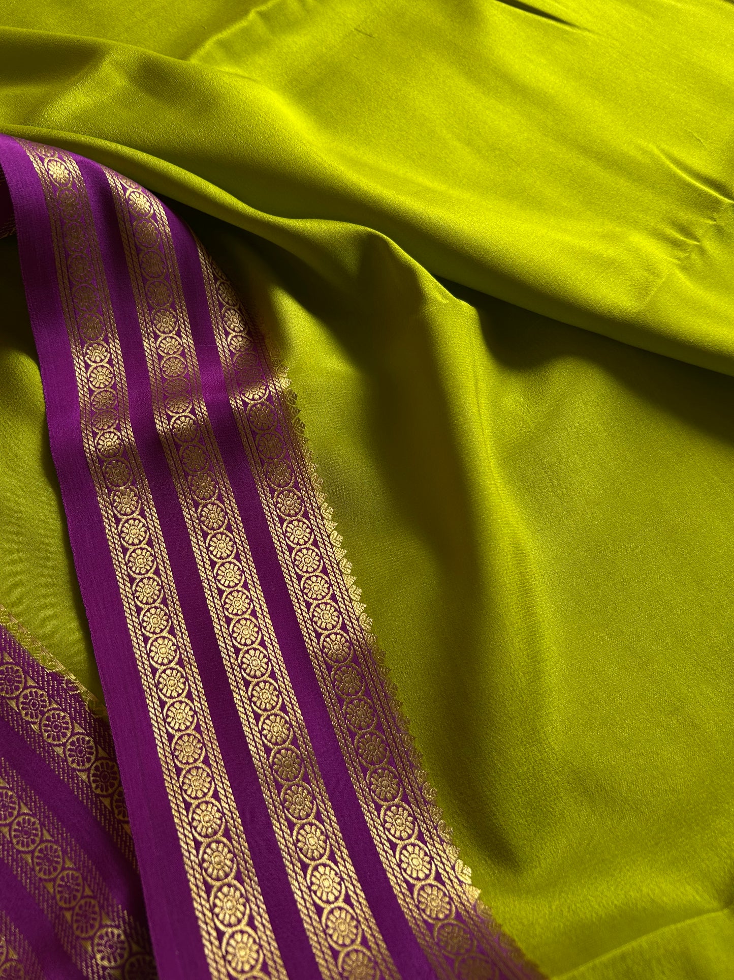 Shalini (2D) : Mehendi green-magenta