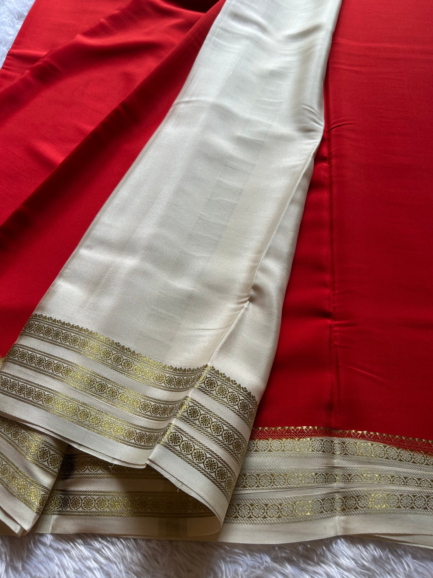 Shalini (2D) : Red-off white