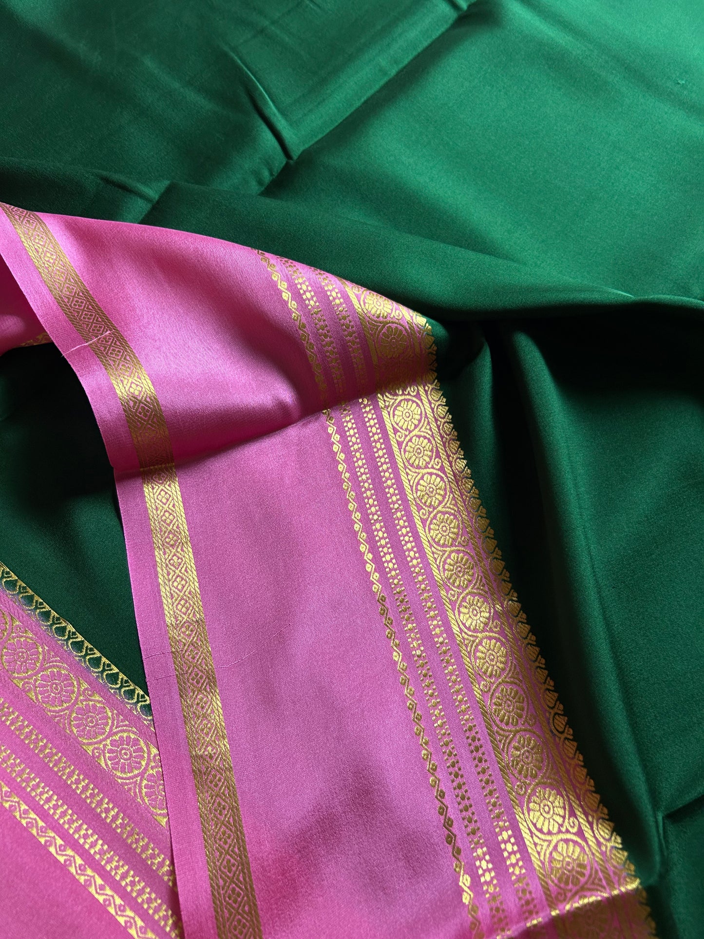 Daamini (2D) : Dark green-baby pink