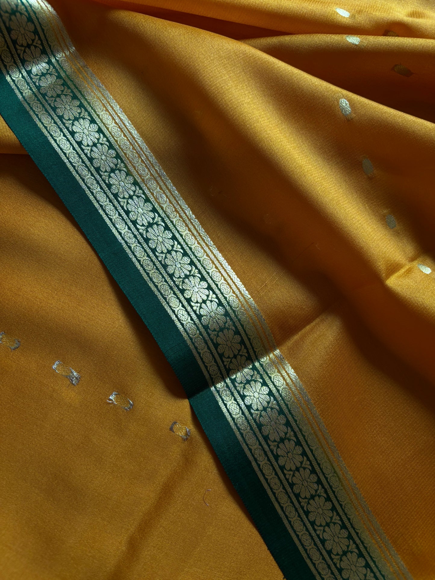 Bindu (2D) : Golden yellow-dark green