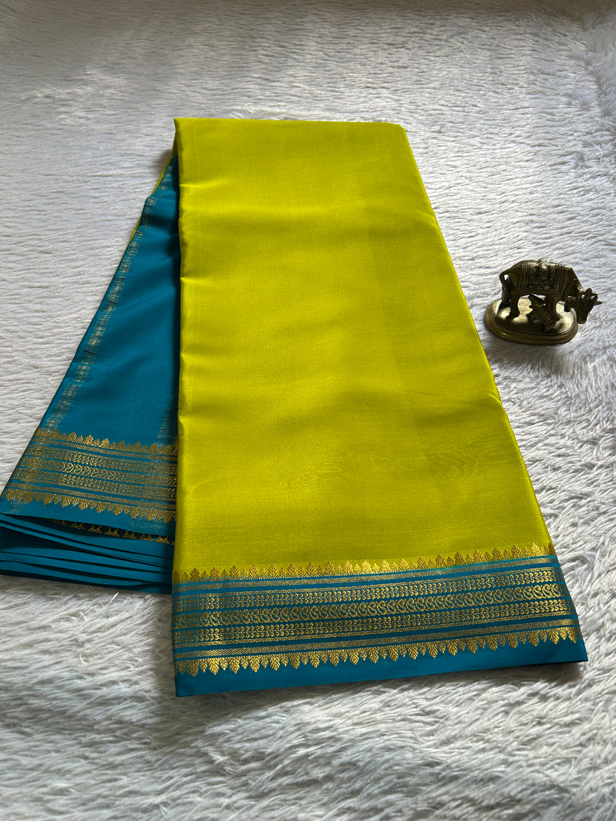 Komala (2D) : Olive-ananda blue