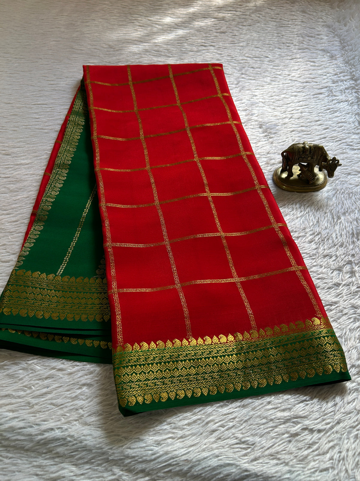 Vasanthi (2D) : Red-bottle green