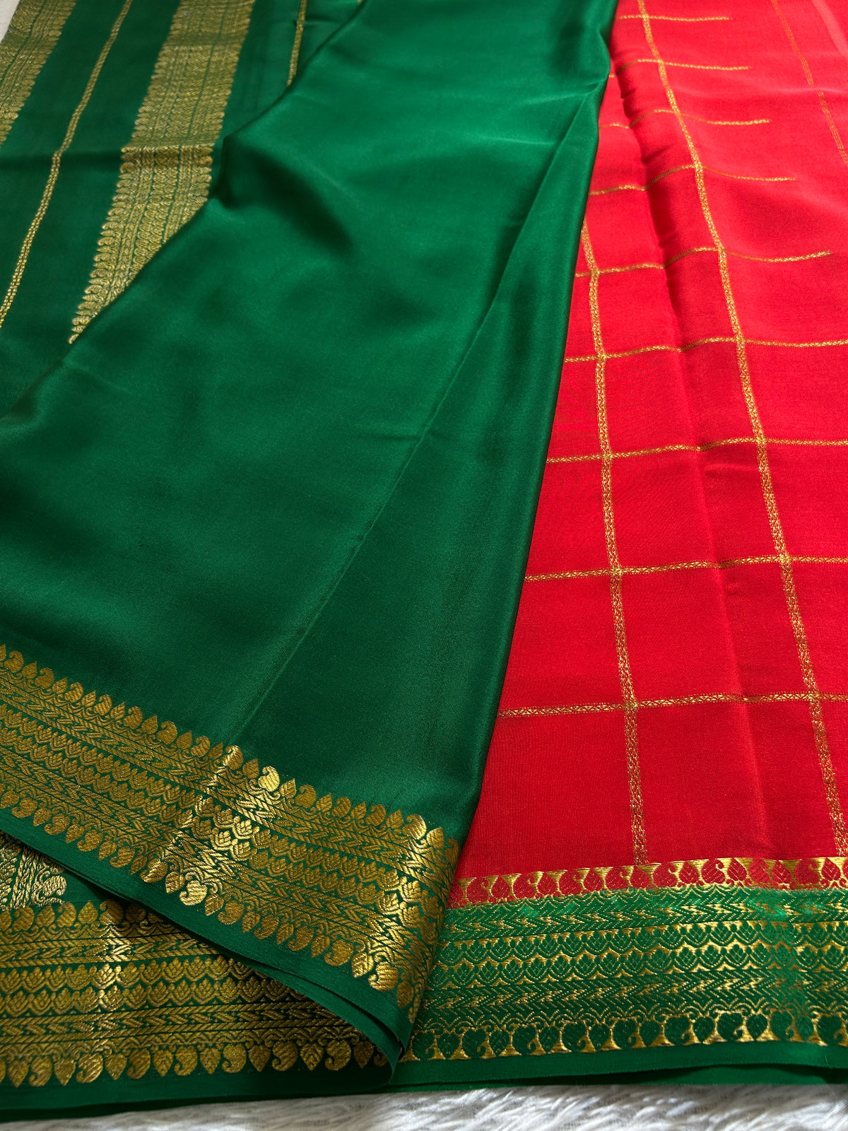 Vasanthi (2D) : Red-bottle green