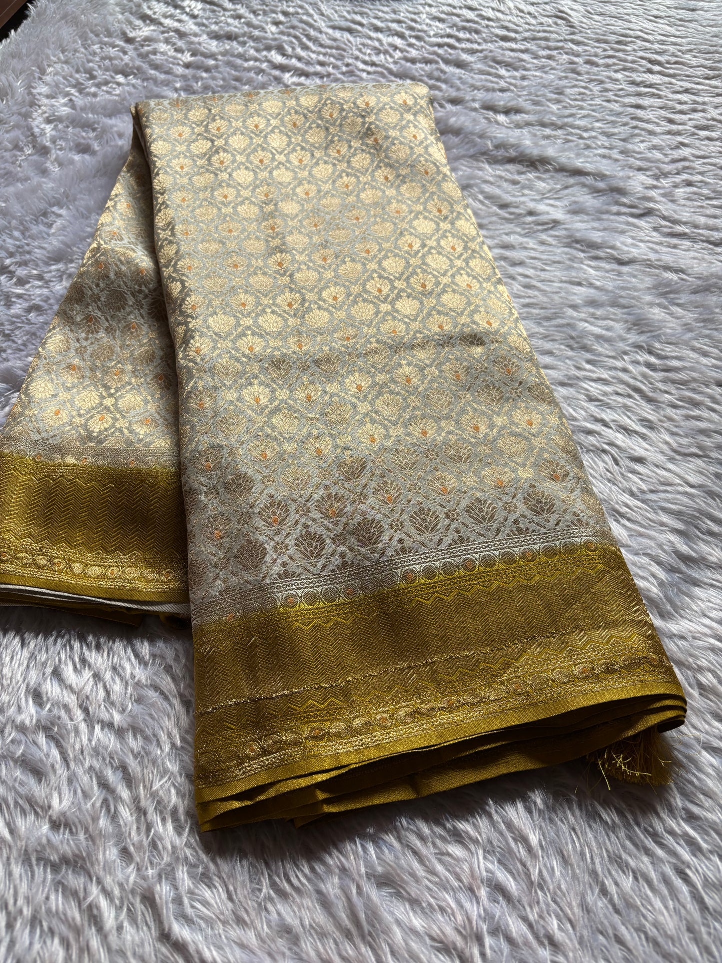 SS130 (2D) : Light beige-gold