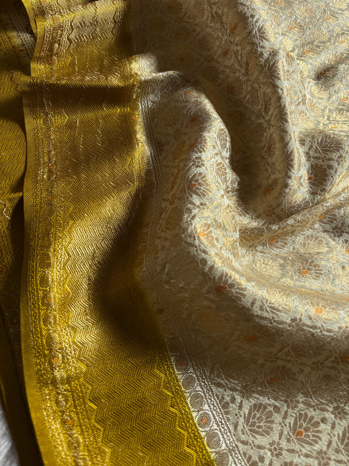 SS130 (2D) : Light beige-gold