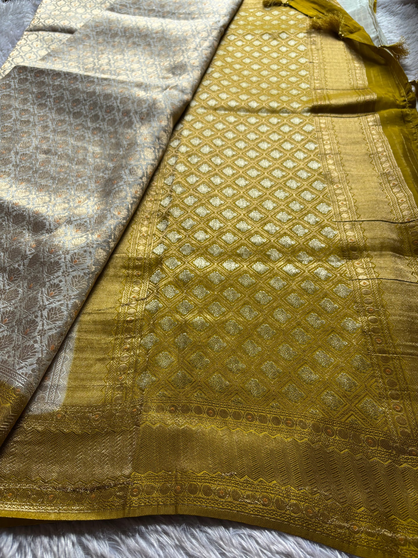 SS130 (2D) : Light beige-gold