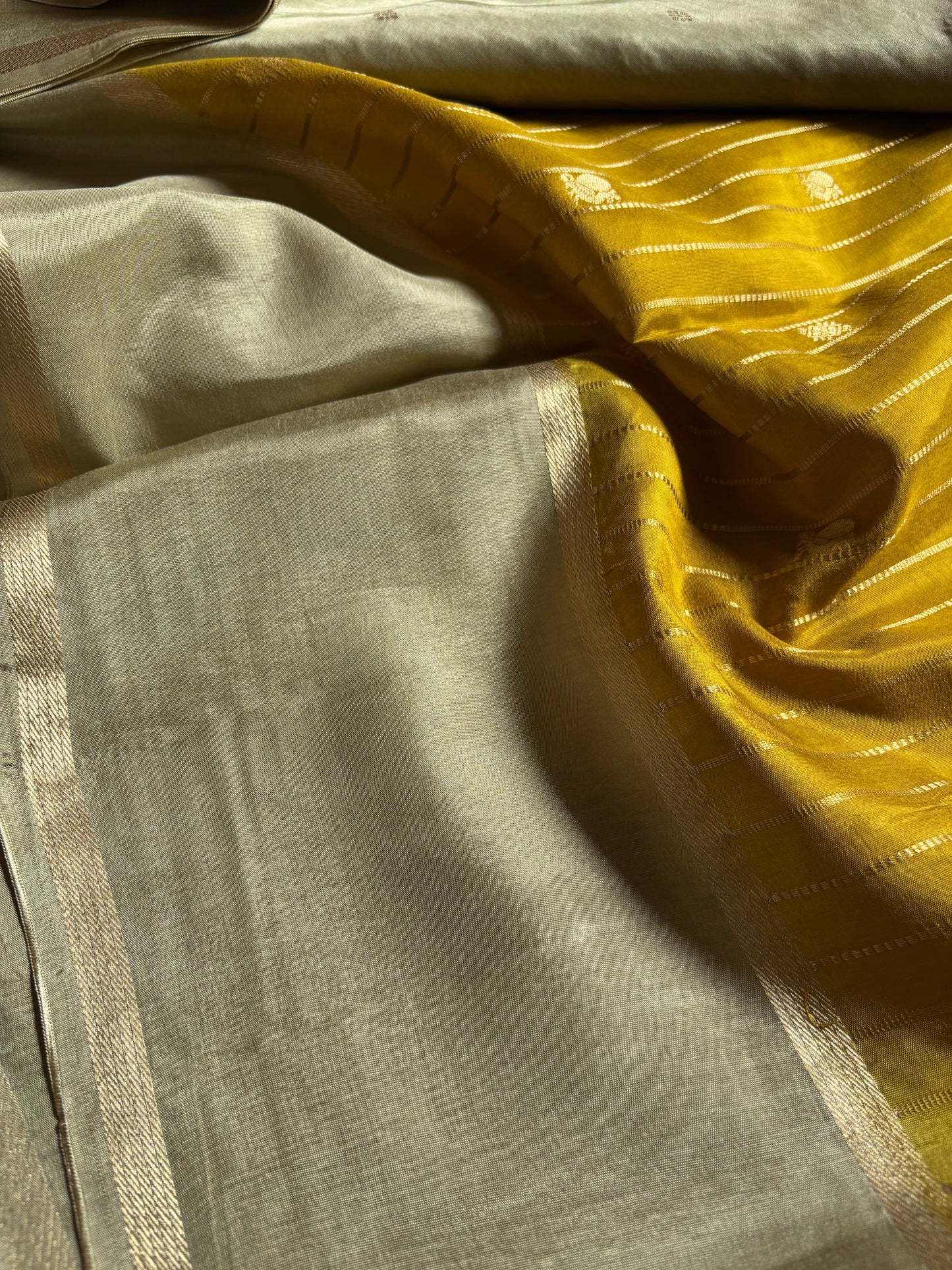 SS129 (2D) : Mustard yellow-ash grey