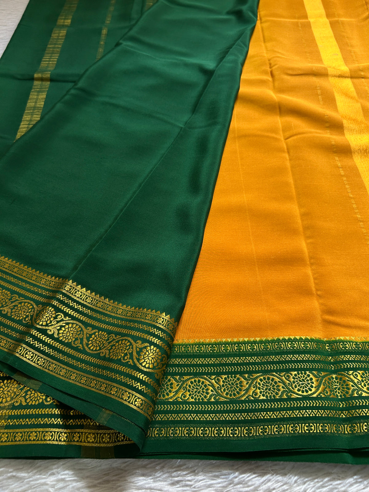 Kanaka (2D) : Golden yellow-bottle green
