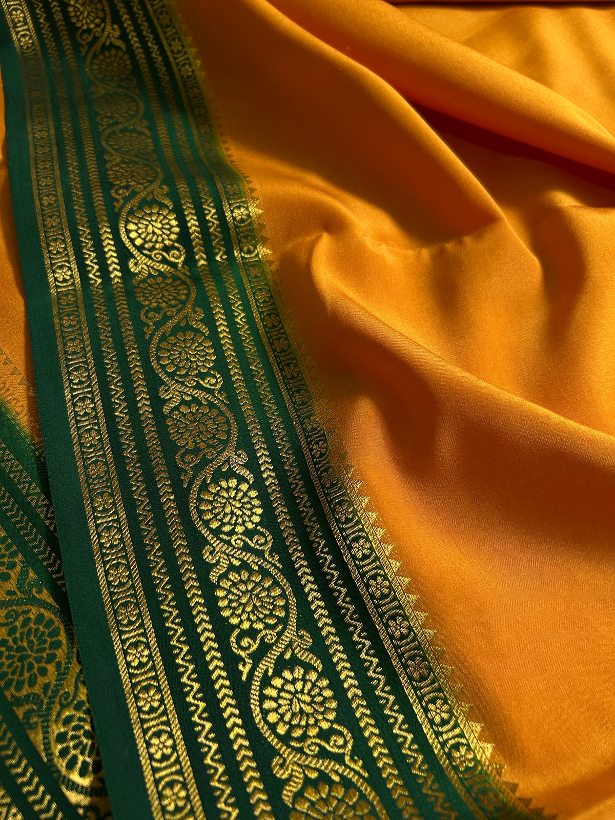 Kanaka (2D) : Golden yellow-bottle green