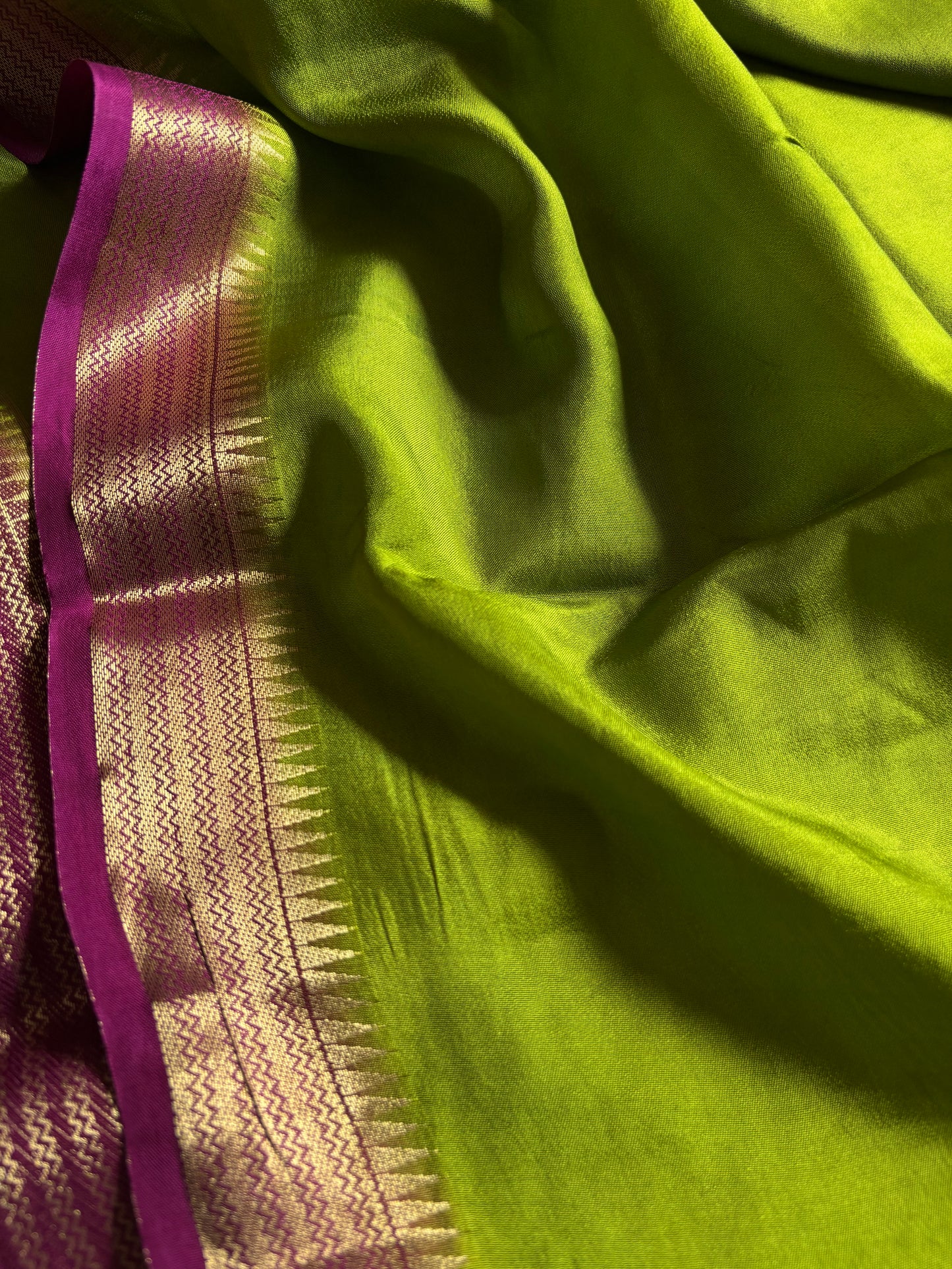 SS135 (2D) : Mehendi green-magenta