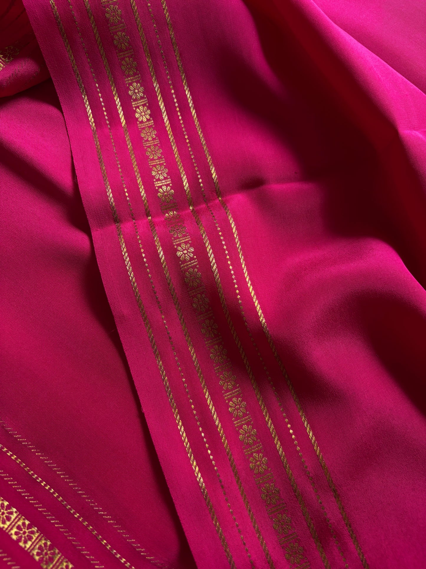 Mallige : Solid Dark pink