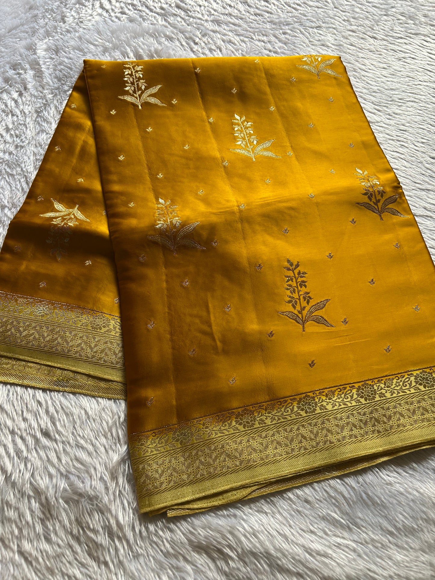 SS104 (2D) : Golden yellow-cream