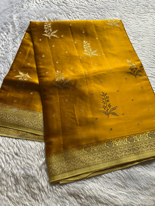 SS104 (2D) : Golden yellow-cream