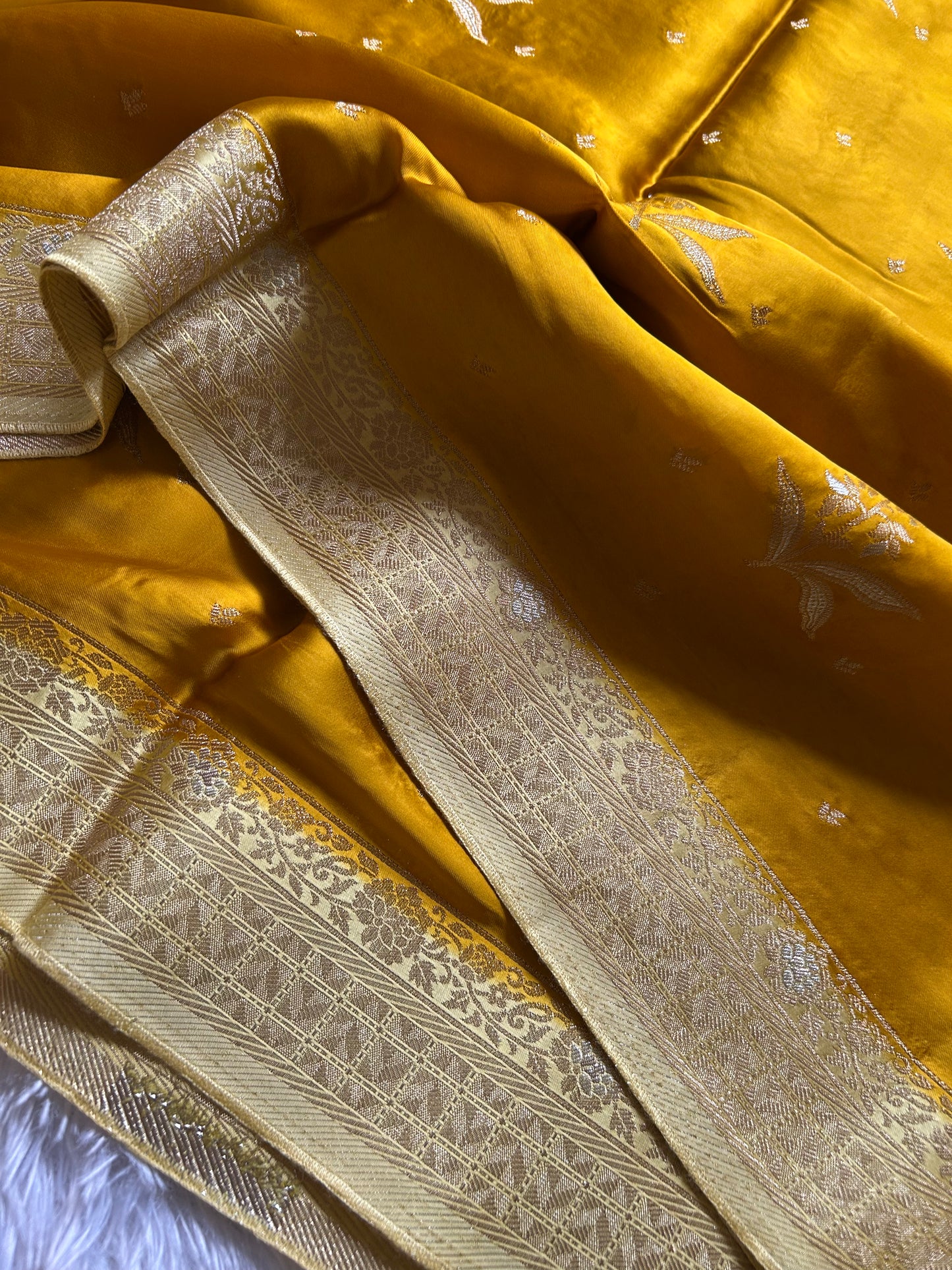 SS104 (2D) : Golden yellow-cream