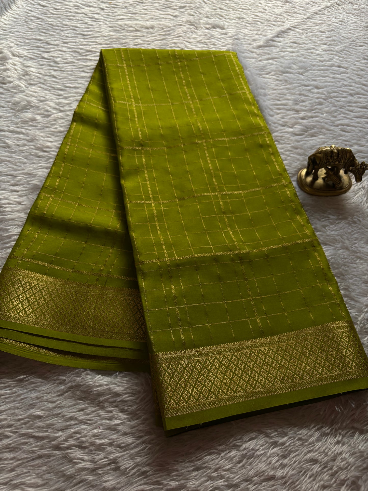 Sushma : Solid Mehendi green