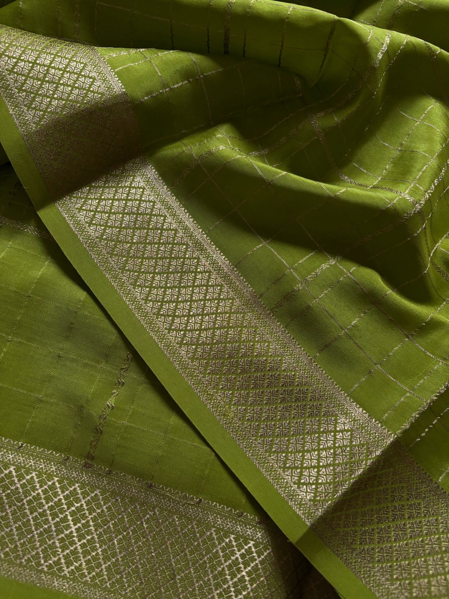 Sushma : Solid Mehendi green