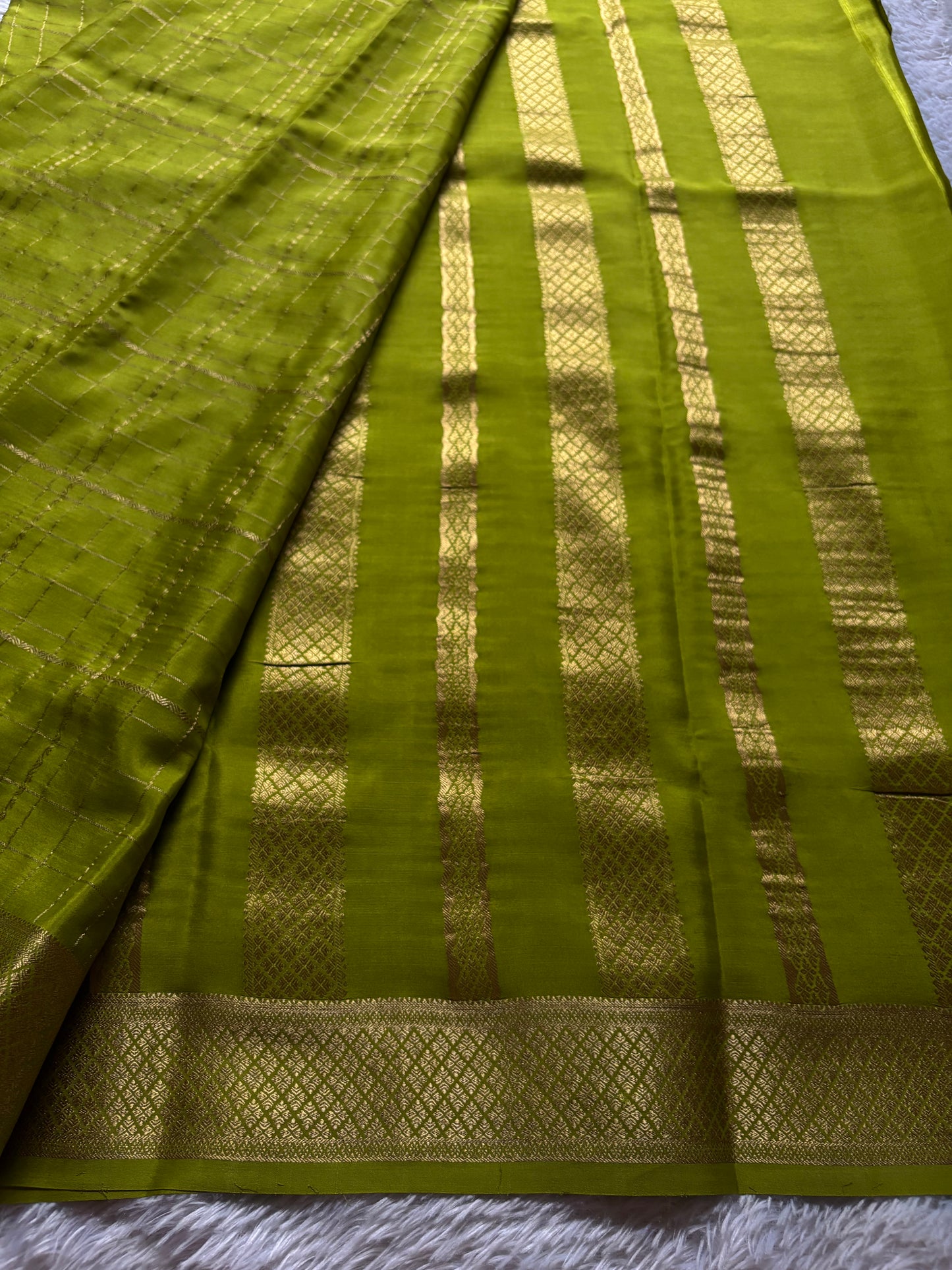 Sushma : Solid Mehendi green