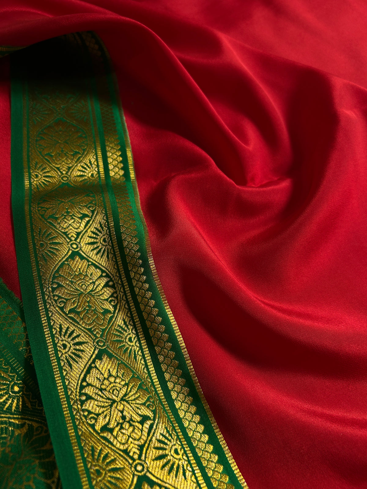 Sukanya (2D) : Red-bottle green