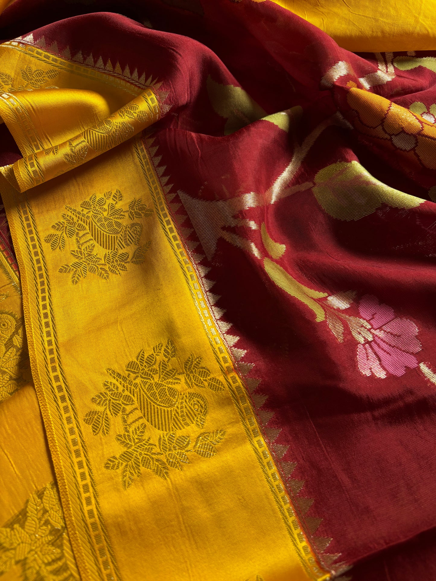 SS134 (2D) : Maroon-golden yellow