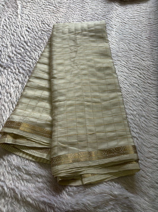 SS132 : Solid Off white