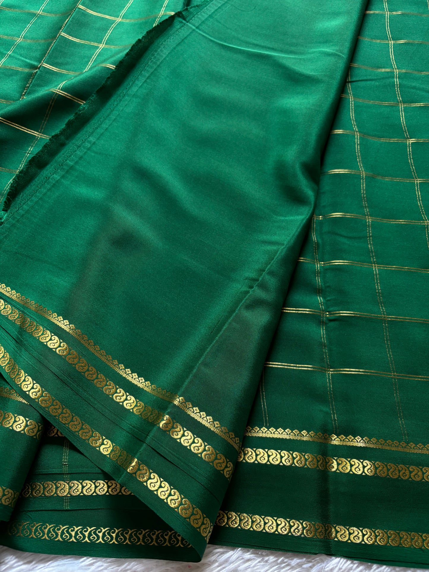 Moulya : Solid Bottle green