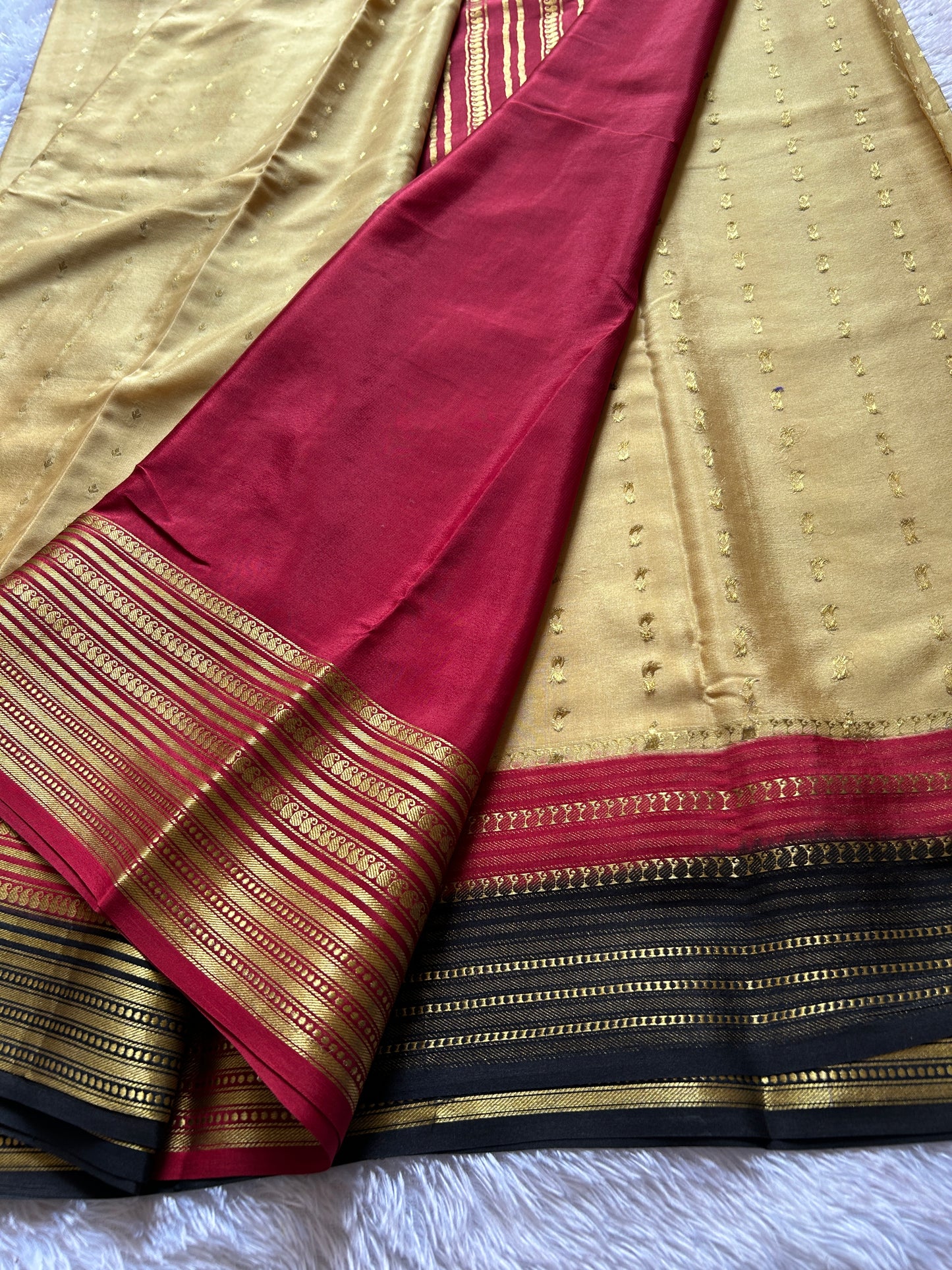 Manasa (3D) : Beige-maroon-black