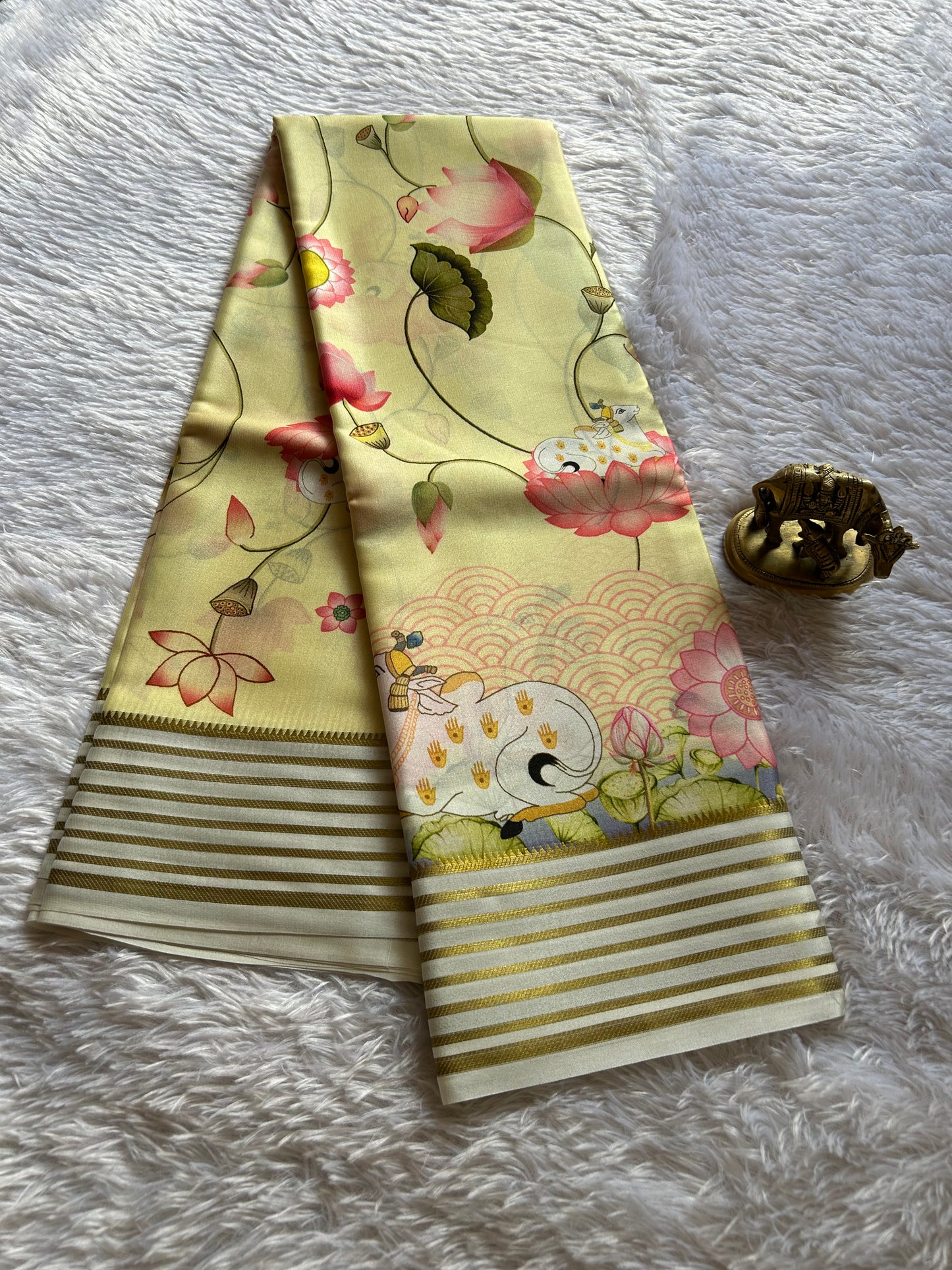 Kamala (2D) : Light yellow-off white