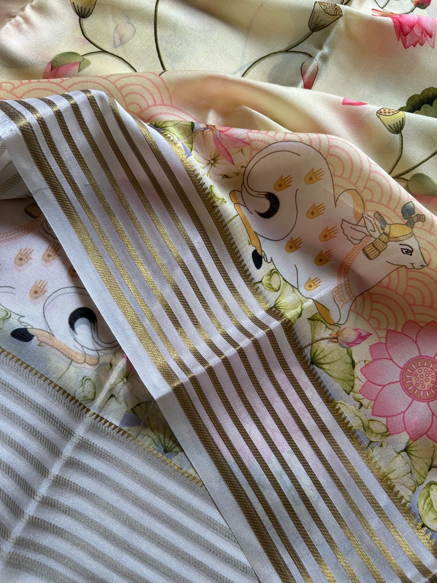 Kamala (2D) : Light yellow-off white