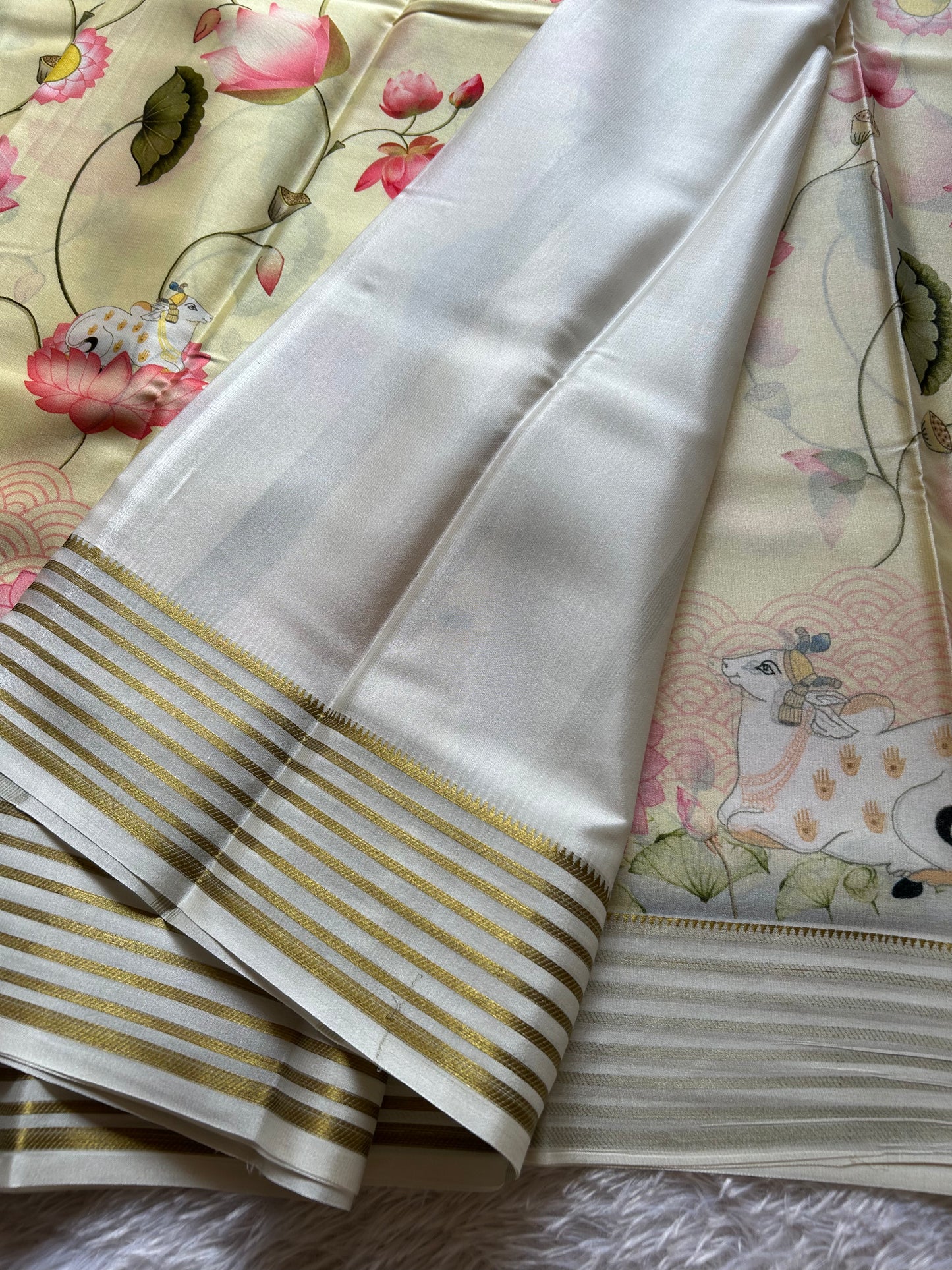 Kamala (2D) : Light yellow-off white