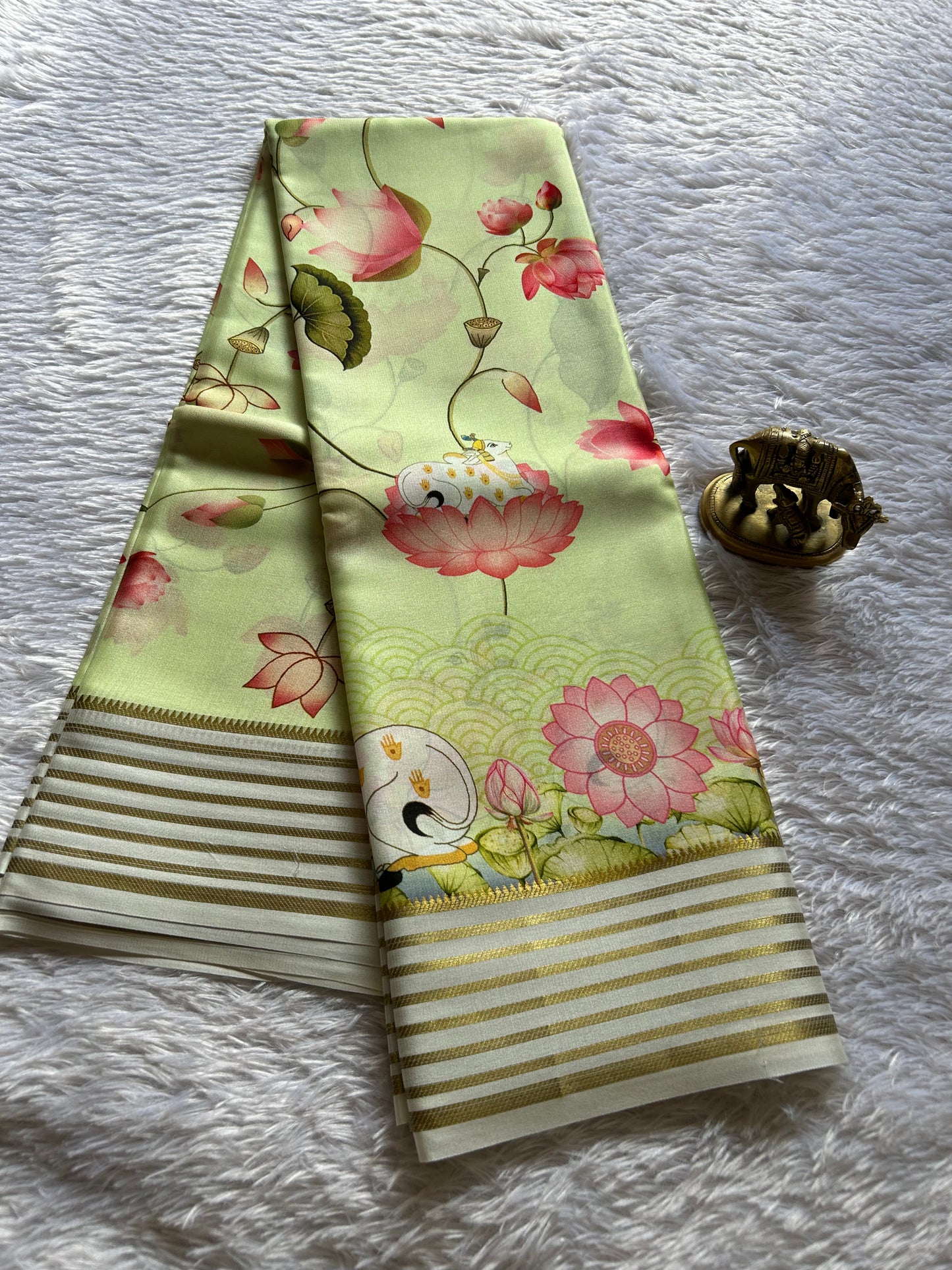 Kamala (2D) : Light Pista green-off white