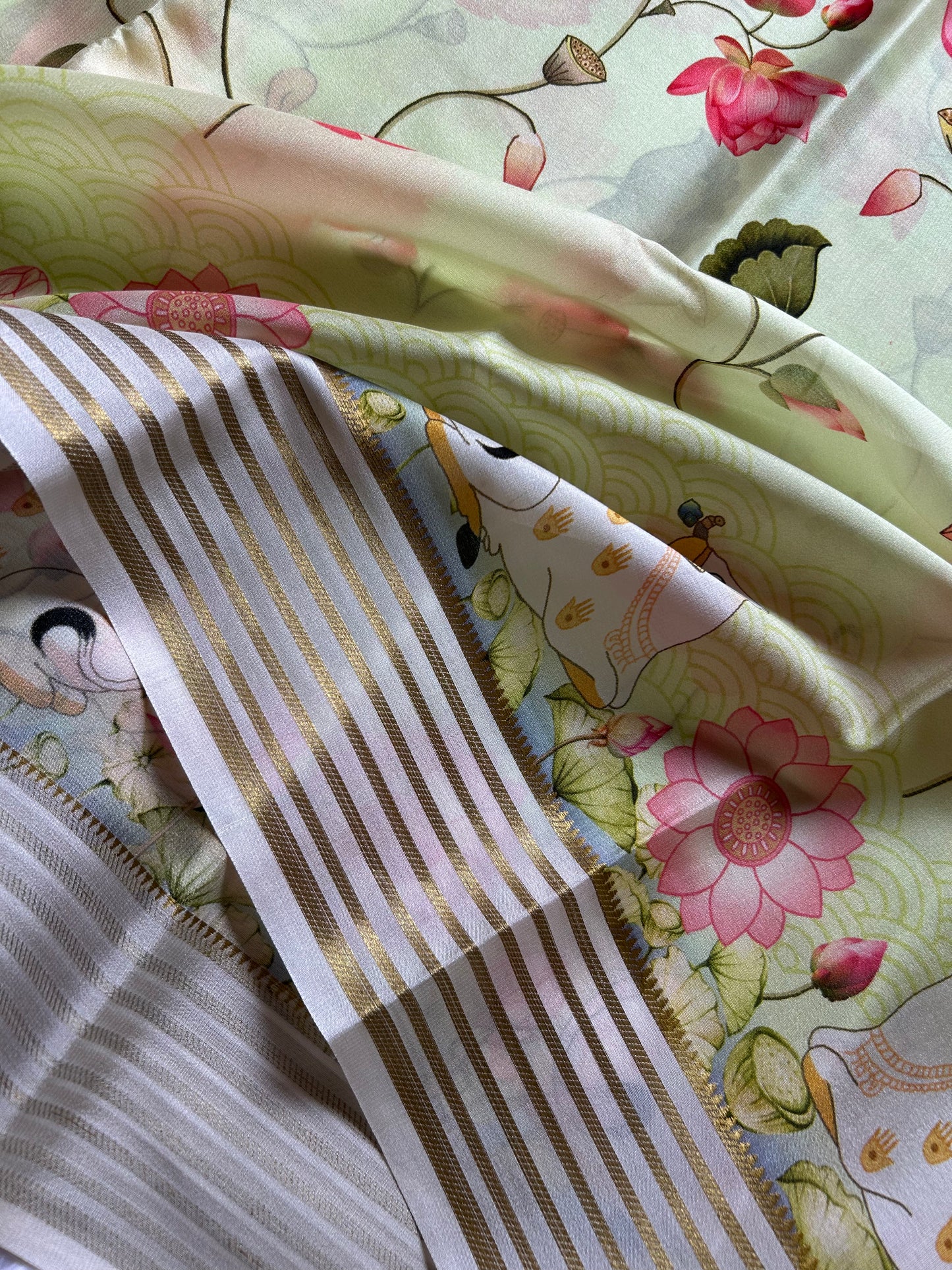 Kamala (2D) : Light Pista green-off white