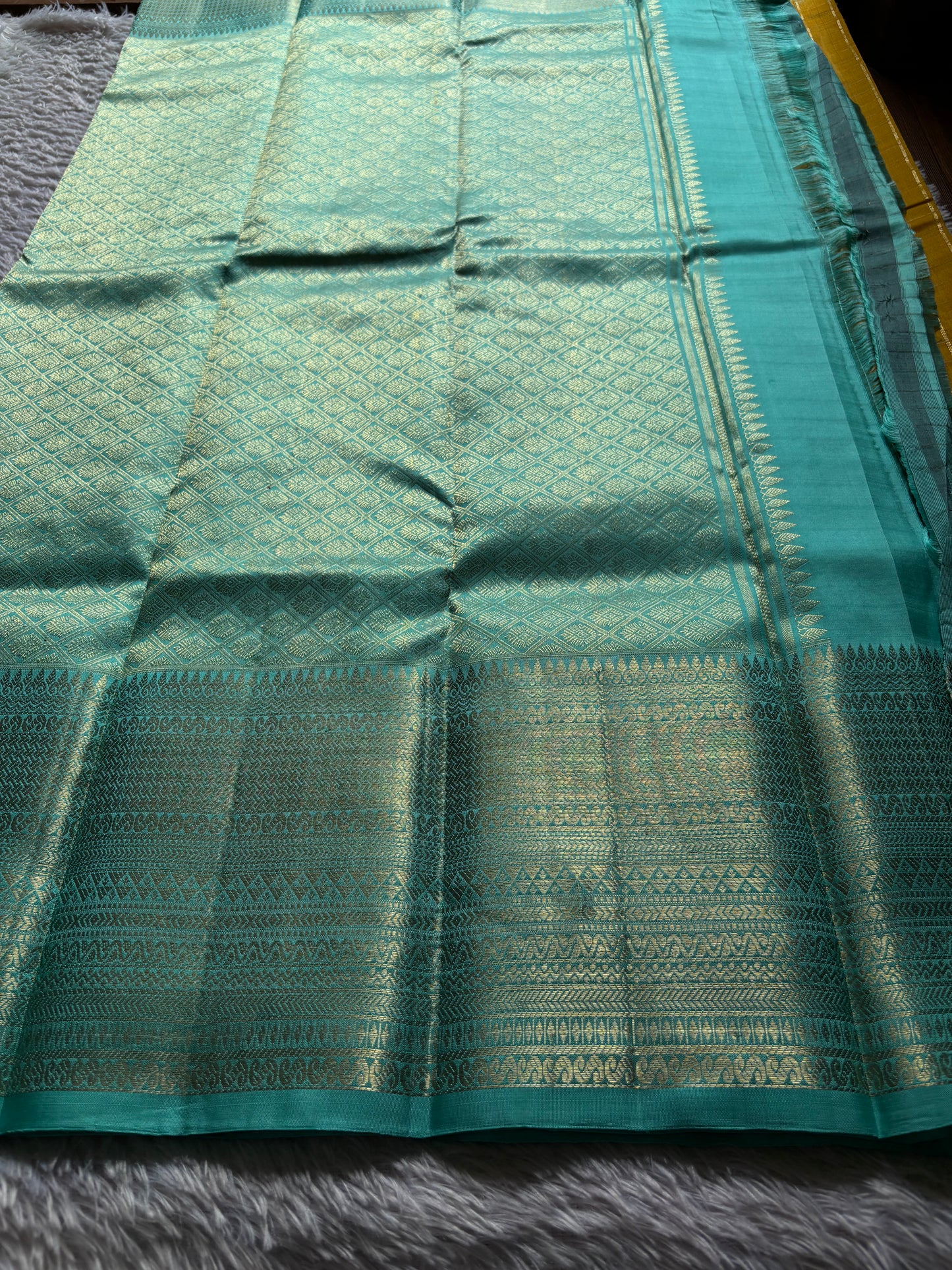 Kankana (2D) : Golden yellow-sea blue