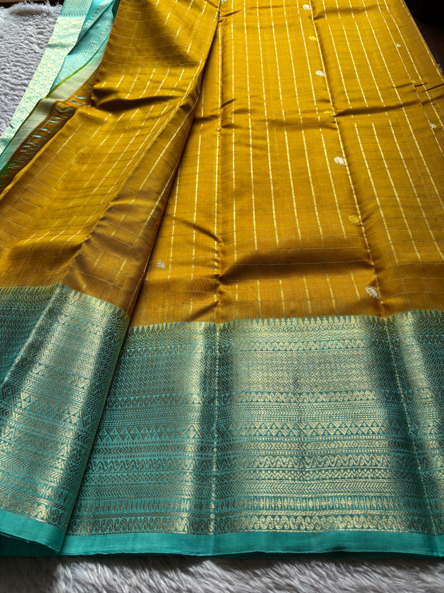 Kankana (2D) : Golden yellow-sea blue