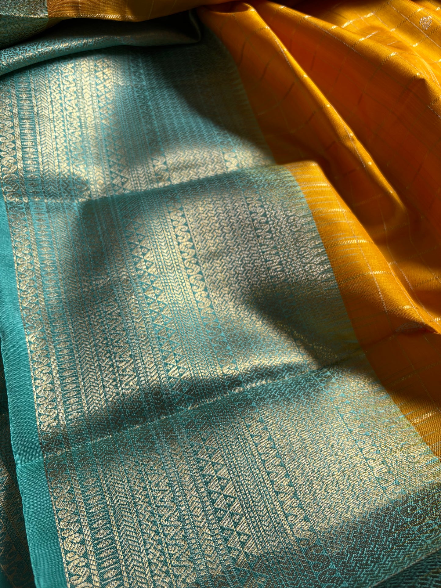 Kankana (2D) : Golden yellow-sea blue