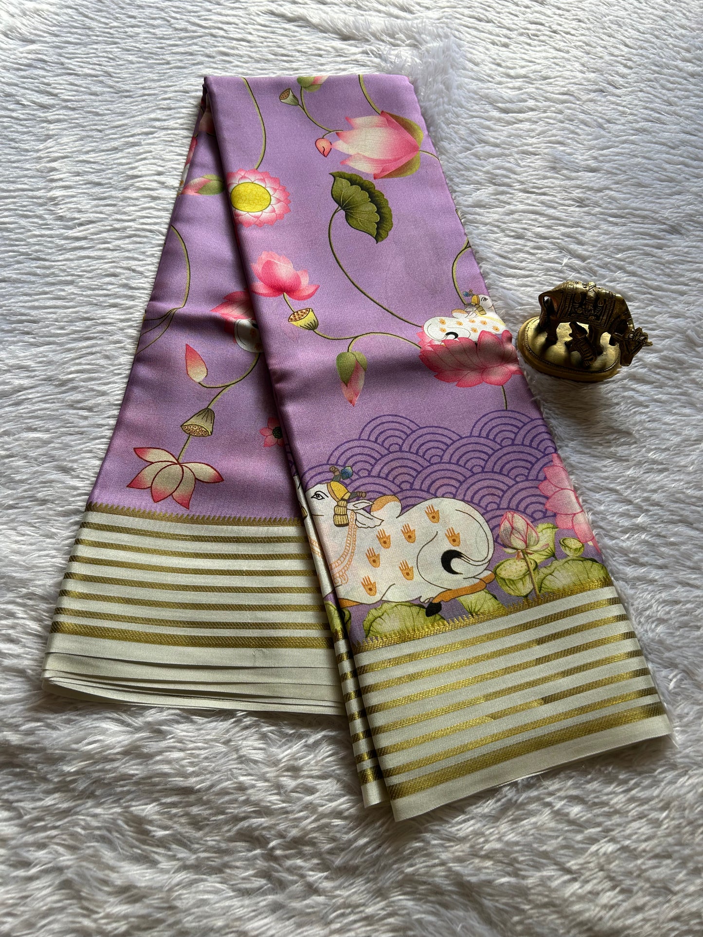 Kamala (2D) : Lavender-off white