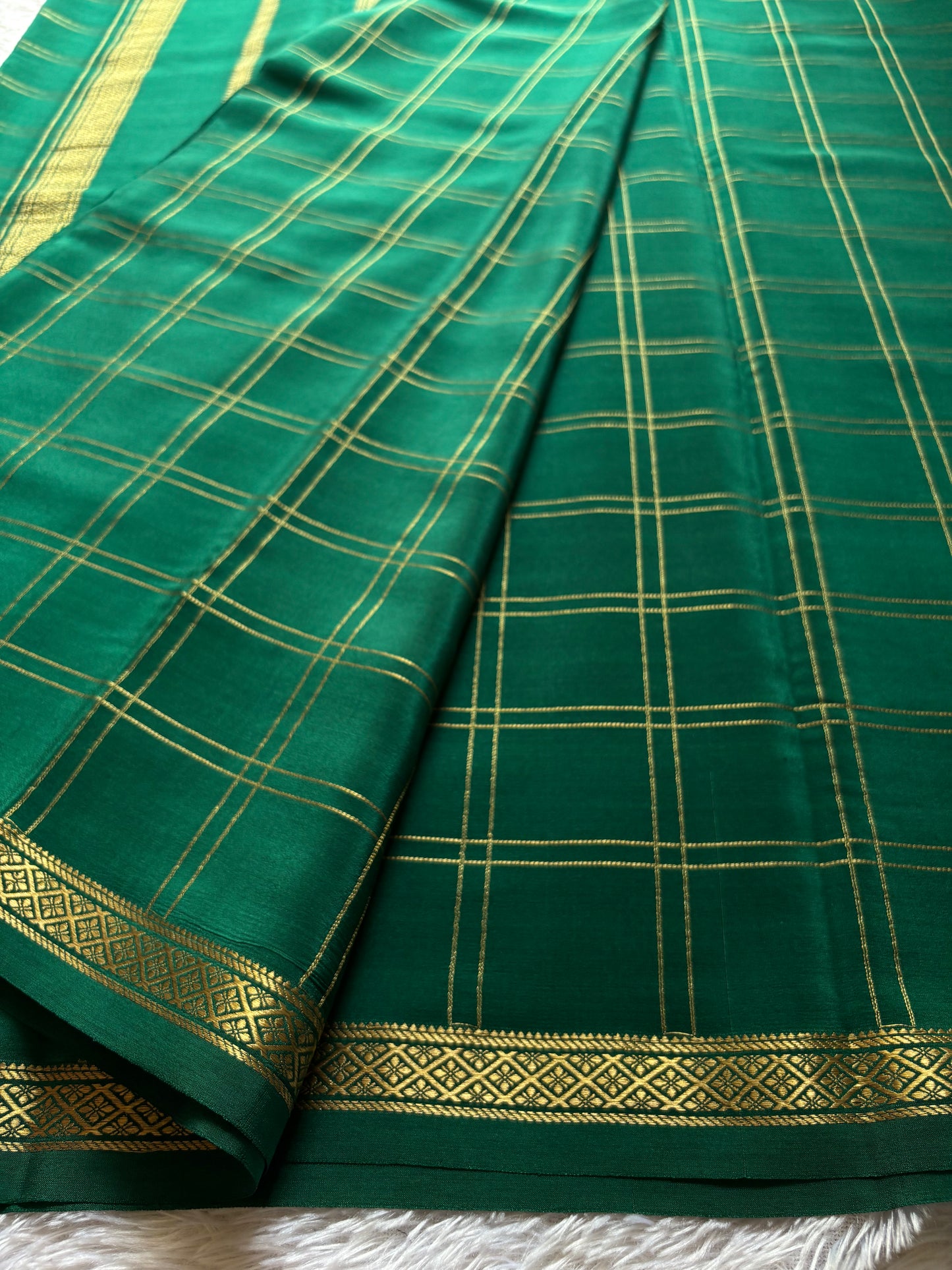 Vaibhavi : Solid Bottle green