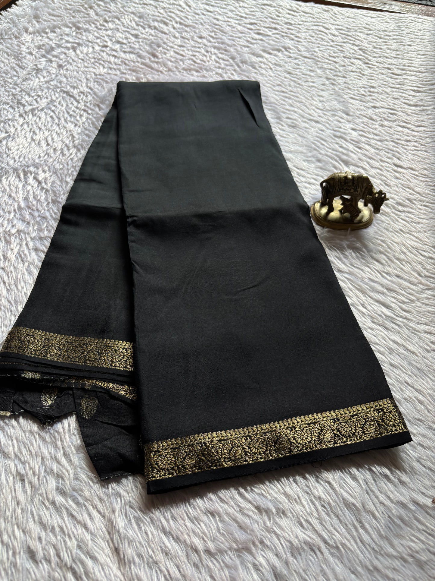 SS139 : Solid Black
