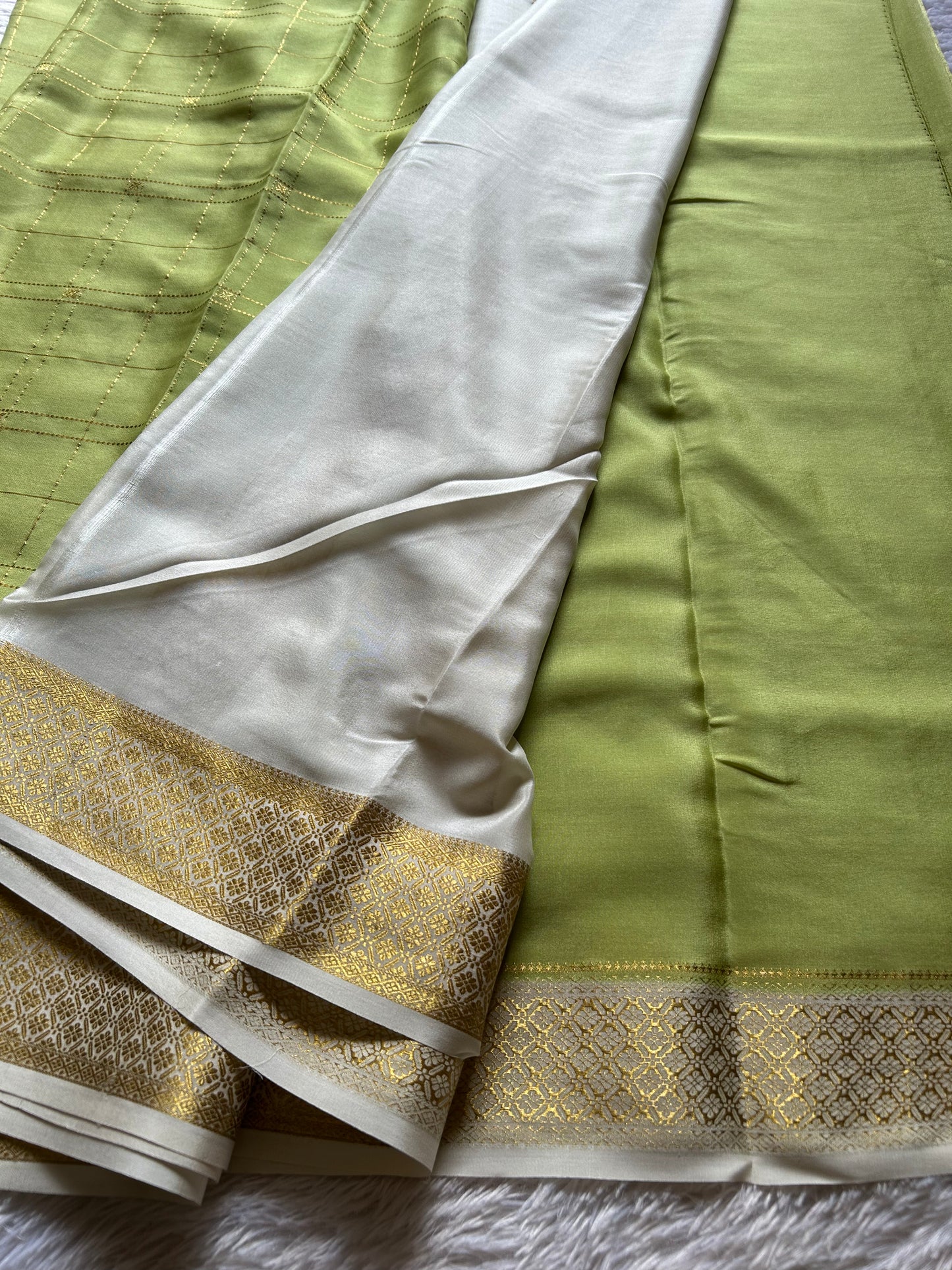 Varsha (2D) : Pista green-off white