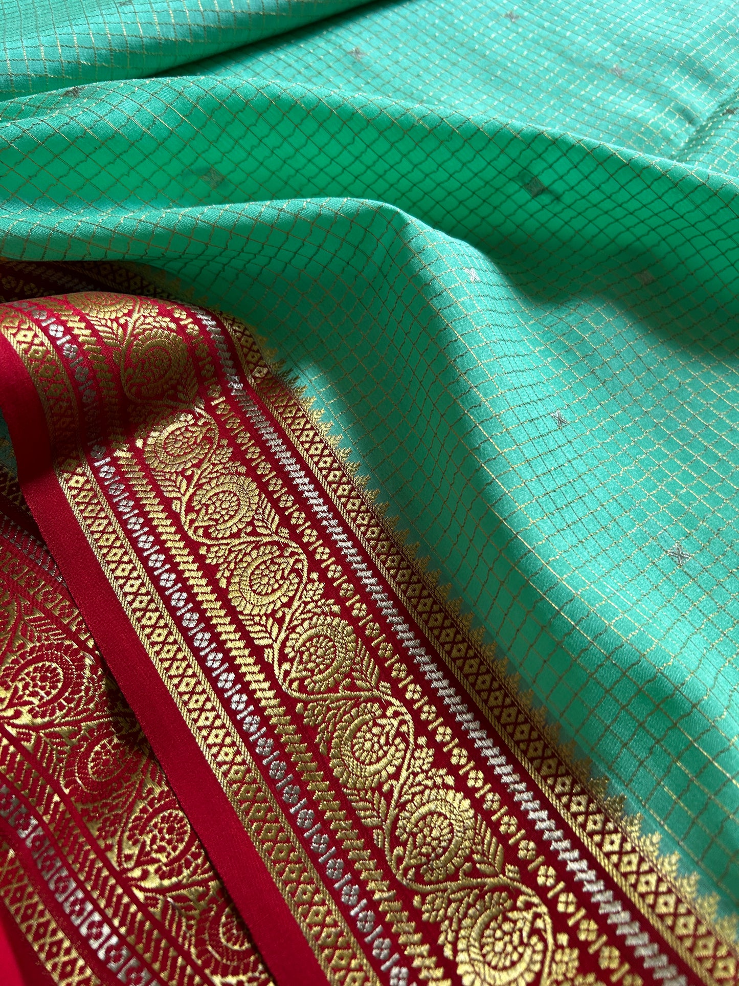Haasini (2D) : Turquoise-red