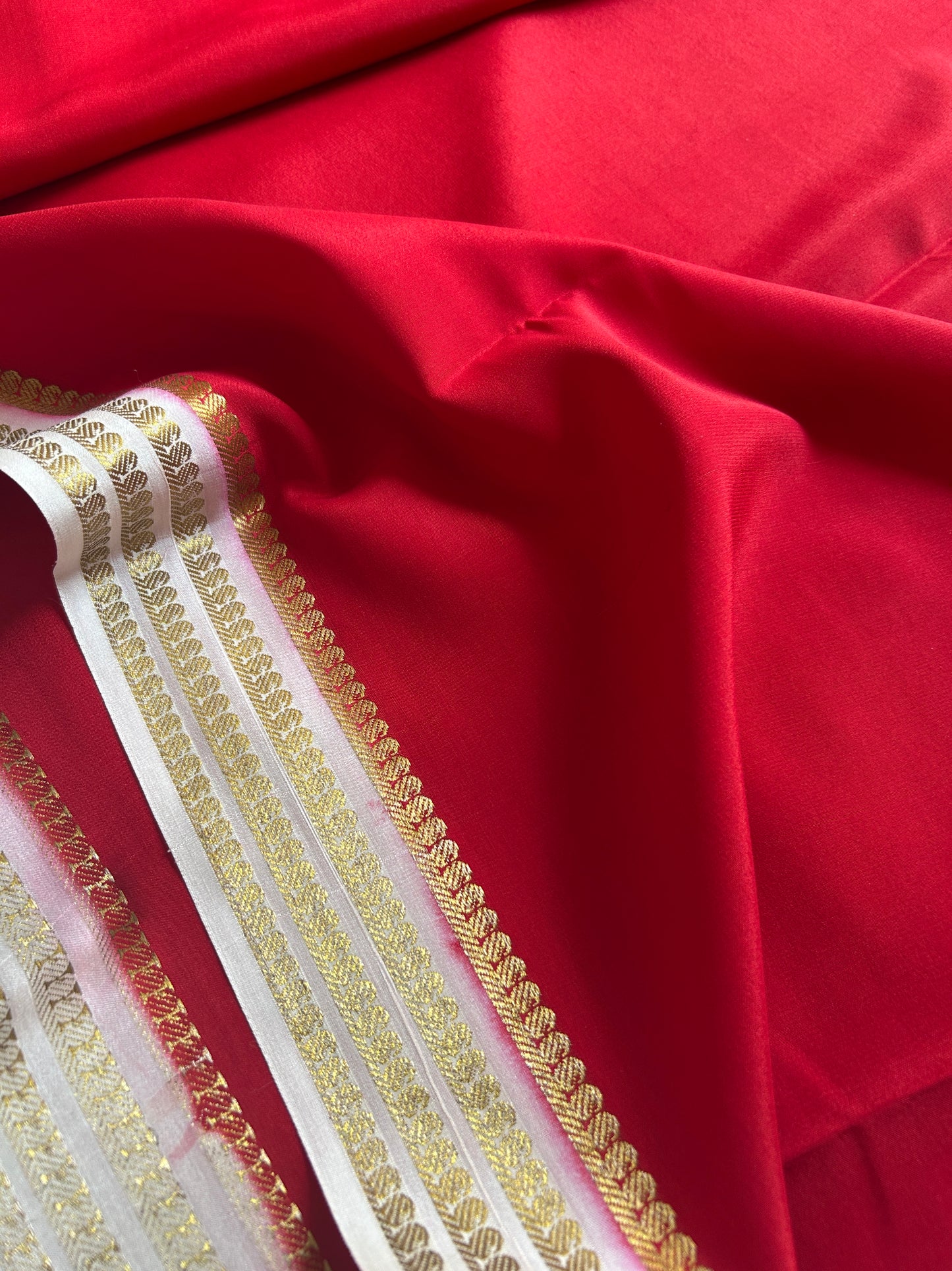 Aragini (2D) : Red-off white