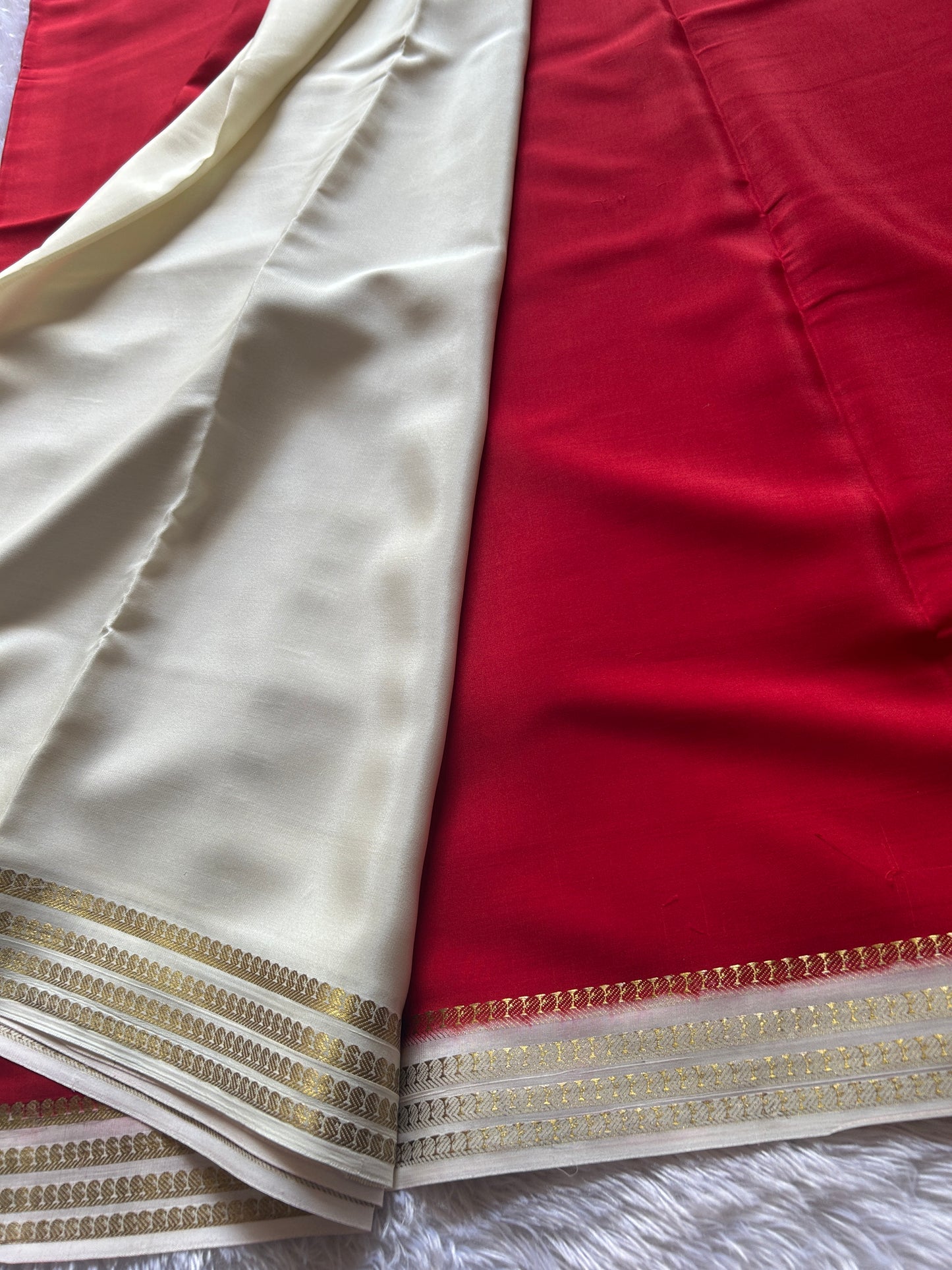 Aragini (2D) : Red-off white