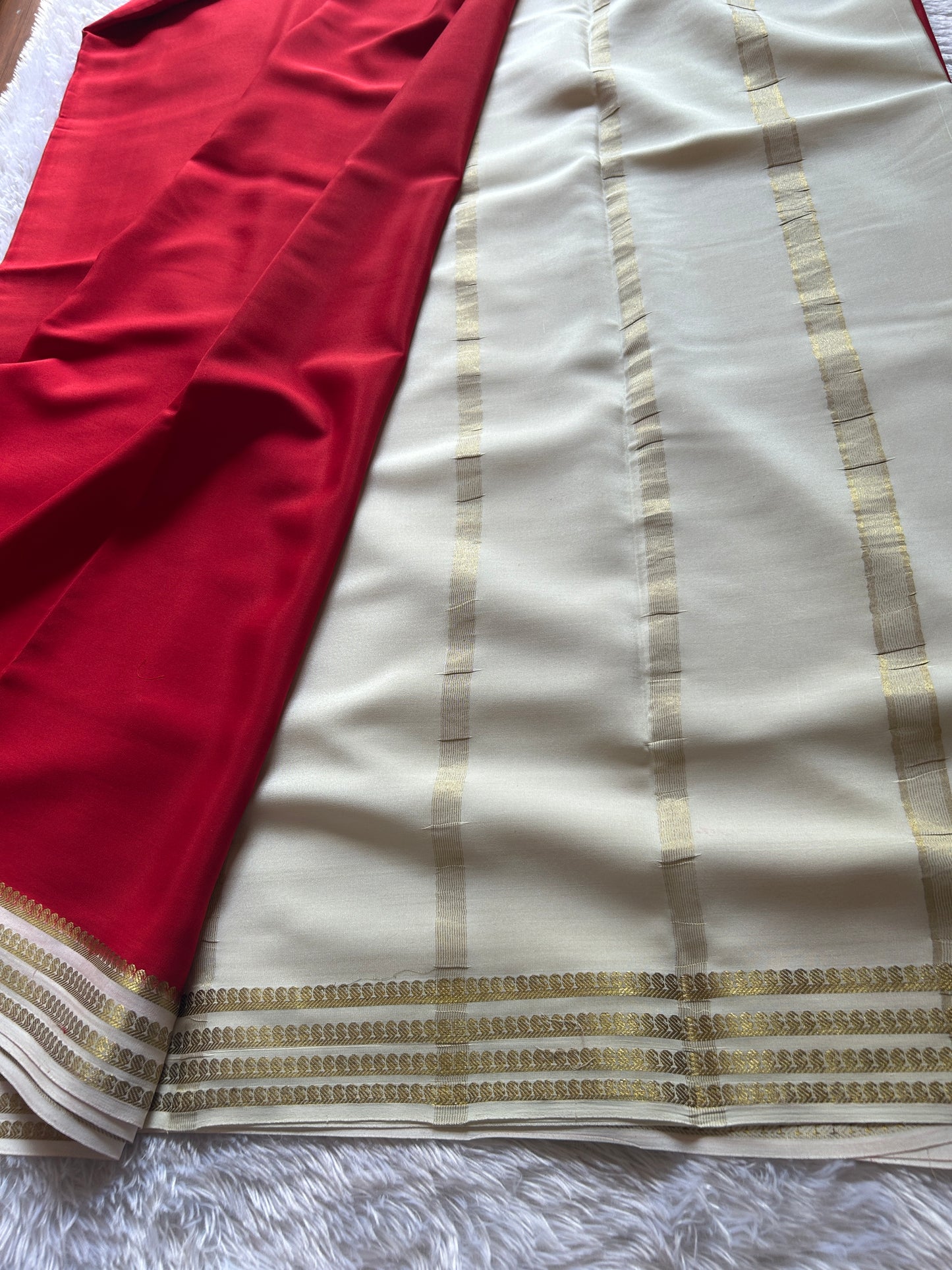 Aragini (2D) : Red-off white