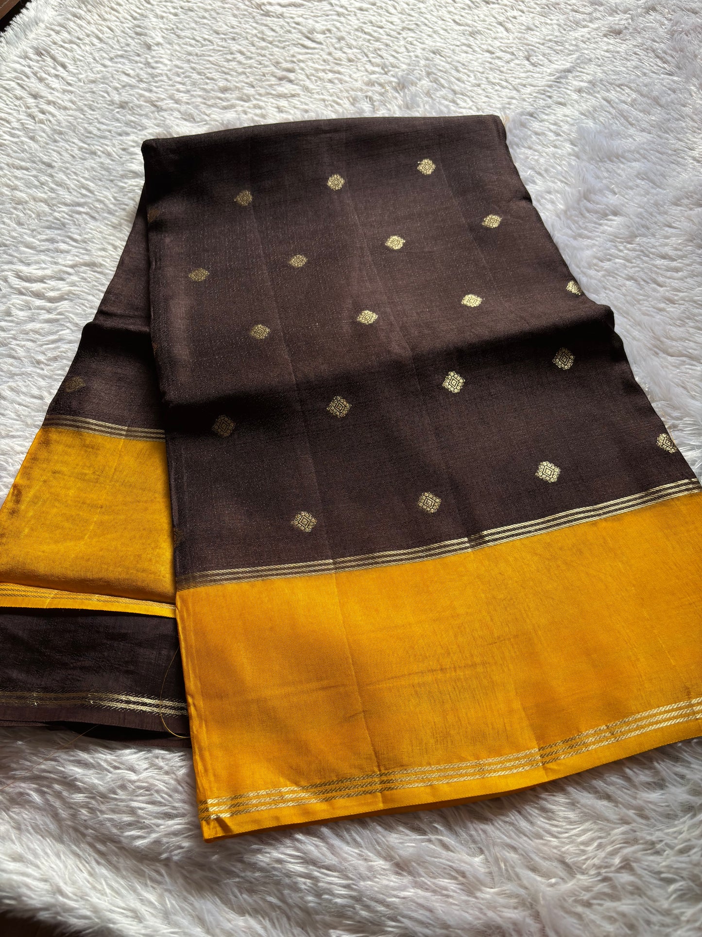 SS136 (2D) : Deep brown-golden yellow
