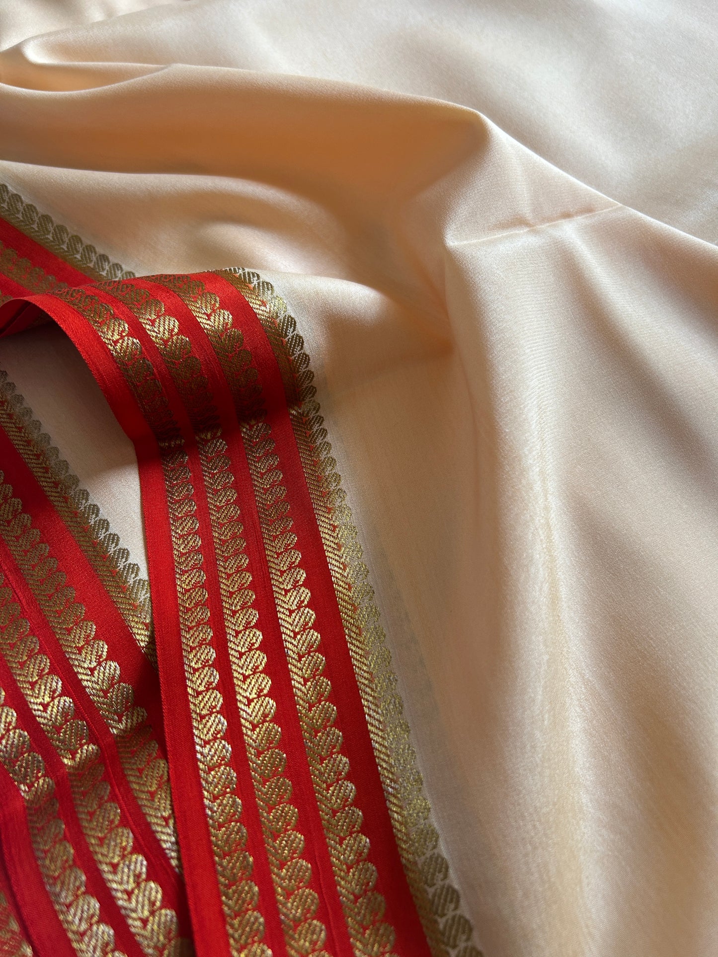 Aragini (2D) : Beige-red